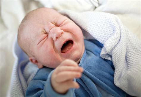 Neugeborenes schreiendes Baby